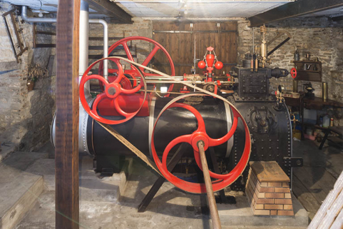 Machine à vapeur : vue du côté du volant de transmission. © Région Bourgogne-Franche-Comté, Inventaire du patrimoine