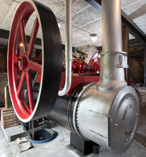 Détail du volant d'inertie et de la porte du foyer. © Région Bourgogne-Franche-Comté, Inventaire du patrimoine