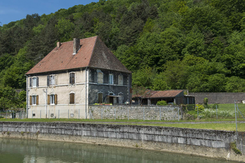 Bief d'amenée et logement patronal. © Région Bourgogne-Franche-Comté, Inventaire du patrimoine