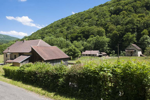 La ferme et le moulin depuis l'ouest. © Région Bourgogne-Franche-Comté, Inventaire du patrimoine