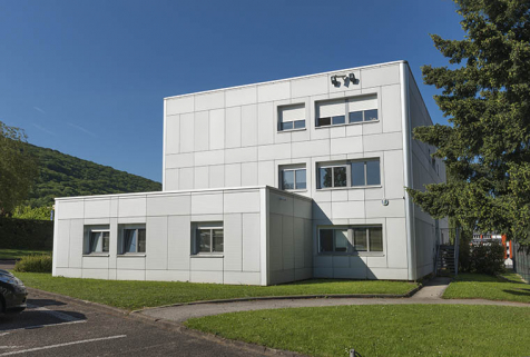 Détail de la façade est du bâtiment d'administration et logements. © Région Bourgogne-Franche-Comté, Inventaire du patrimoine Détail de la façade est du bâtiment d'administration et logements. © Région Bourgogne-Franche-Comté, Inventaire du patrimoine