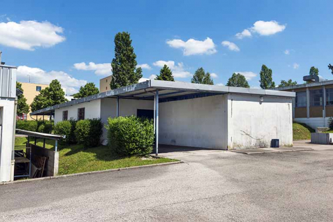 Bâtiment abritant le garage et le local jardin depuis le nord-ouest. © Région Bourgogne-Franche-Comté, Inventaire du patrimoine Bâtiment abritant le garage et le local jardin depuis le nord-ouest. © Région Bourgogne-Franche-Comté, Inventaire du patrimoine
