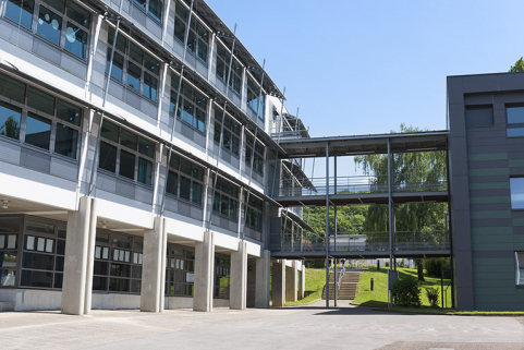 Façade ouest du bâtiment d'enseignement professionnel et côté nord de la passerelle.  © Région Bourgogne-Franche-Comté, Inventaire du patrimoine Façade ouest du bâtiment d'enseignement professionnel et côté nord de la passerelle.  © Région Bourgogne-Franche-Comté, Inventaire du patrimoine