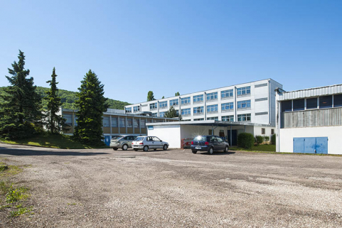 Vue d'ensemble depuis le nord-est sur le gymnase, le garage, la cantine et le bâtiment d'enseignement professionnel. © Région Bourgogne-Franche-Comté, Inventaire du patrimoine Vue d'ensemble depuis le nord-est sur le gymnase, le garage, la cantine et le bâtiment d'enseignement professionnel. © Région Bourgogne-Franche-Comté, Inventaire du patrimoine