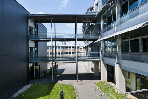 Pignon est de l'externat, façade ouest du bâtiment d'enseignement professionnel et passerelle.  © Région Bourgogne-Franche-Comté, Inventaire du patrimoine Pignon est de l'externat, façade ouest du bâtiment d'enseignement professionnel et passerelle.  © Région Bourgogne-Franche-Comté, Inventaire du patrimoine
