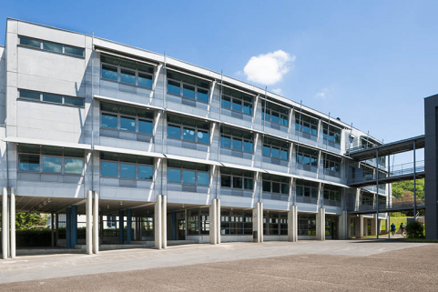 Façade ouest du bâtiment d'enseignement professionnel et passerelle.  © Région Bourgogne-Franche-Comté, Inventaire du patrimoine Façade ouest du bâtiment d'enseignement professionnel et passerelle.  © Région Bourgogne-Franche-Comté, Inventaire du patrimoine