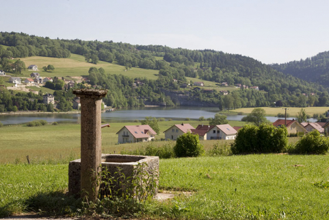 Le lac de Chaillexon vu depuis la chapelle des Bassots (commune de Villers-le-Lac). © Région Bourgogne-Franche-Comté, Inventaire du patrimoine Le lac de Chaillexon vu depuis la chapelle des Bassots (commune de Villers-le-Lac). © Région Bourgogne-Franche-Comté, Inventaire du patrimoine