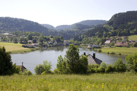 Le débouché du ruisseau de la Rançonnière dans le lac de Chaillexon, avec le village des Brenets (Suisse) à gauche et le hameau des Pargots (commune de Villers-le-Lac) à droite. © Région Bourgogne-Franche-Comté, Inventaire du patrimoine Le débouché du ruisseau de la Rançonnière dans le lac de Chaillexon, avec le village des Brenets (Suisse) à gauche et le hameau des Pargots (commune de Villers-le-Lac) à droite. © Région Bourgogne-Franche-Comté, Inventaire du patrimoine