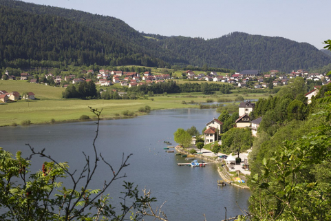 Le lac de Chaillexon vu depuis l'aval, avec le restaurant du Port à droite et le hameau des Bassots à gauche (commune de Villers-le-Lac). © Région Bourgogne-Franche-Comté, Inventaire du patrimoine Le lac de Chaillexon vu depuis l'aval, avec le restaurant du Port à droite et le hameau des Bassots à gauche (commune de Villers-le-Lac). © Région Bourgogne-Franche-Comté, Inventaire du patrimoine