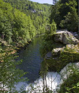 Le Saut du Doubs : la vallée immédiatement en aval de la chute. © Région Bourgogne-Franche-Comté, Inventaire du patrimoine Le Saut du Doubs : la vallée immédiatement en aval de la chute. © Région Bourgogne-Franche-Comté, Inventaire du patrimoine