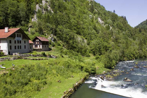 La Rasse : le restaurant et l'emplacement des usines détruites, à l'extrémité du barrage. © Région Bourgogne-Franche-Comté, Inventaire du patrimoine La Rasse : le restaurant et l'emplacement des usines détruites, à l'extrémité du barrage. © Région Bourgogne-Franche-Comté, Inventaire du patrimoine