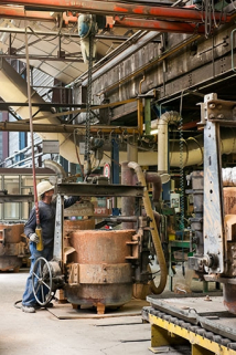 Manutention d'une poche de coulée. © Région Bourgogne-Franche-Comté, Inventaire du patrimoine