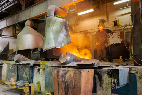 Prélèvement dans un four à induction. © Région Bourgogne-Franche-Comté, Inventaire du patrimoine