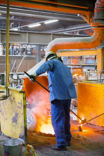 Prélèvement de matière en fusion dans un four à induction (2). © Région Bourgogne-Franche-Comté, Inventaire du patrimoine