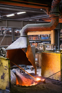 Prélèvement de matière en fusion dans un four à induction (3). © Région Bourgogne-Franche-Comté, Inventaire du patrimoine