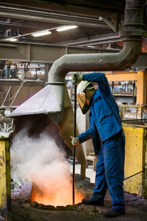 Prélèvement de matière en fusion dans un four à induction (1). © Région Bourgogne-Franche-Comté, Inventaire du patrimoine
