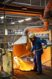 Prélèvement de matière en fusion dans un four à induction (4). © Région Bourgogne-Franche-Comté, Inventaire du patrimoine