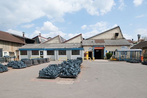 Stockage de pièces moulées dans la cour. © Région Bourgogne-Franche-Comté, Inventaire du patrimoine