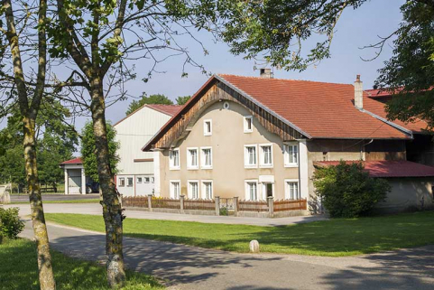 Etable des années 1990 et bâtiment 19e siècle, de trois quarts droite. © Région Bourgogne-Franche-Comté, Inventaire du patrimoine