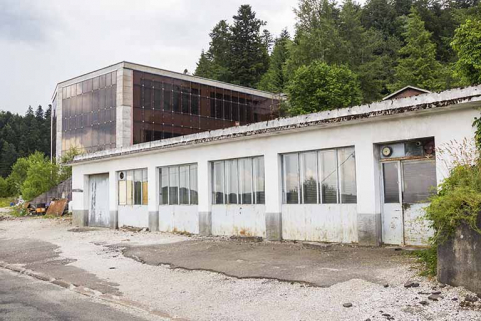 Atelier de fabrication du milieu des années 1990, depuis la rue des Clos Magnin. © Région Bourgogne-Franche-Comté, Inventaire du patrimoine