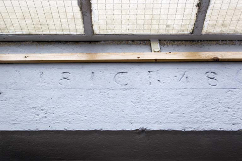 Logement patronal : date 1848 portée sur un linteau avec les initiales LCR. © Région Bourgogne-Franche-Comté, Inventaire du patrimoine