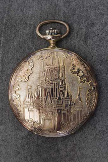 Exemple de boîte de montre de poche : décor au château. © Région Bourgogne-Franche-Comté, Inventaire du patrimoine