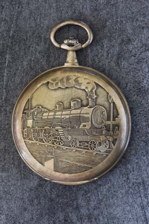 Exemple de boîte de montre de poche : machine à vapeur. © Région Bourgogne-Franche-Comté, Inventaire du patrimoine