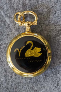 Exemple de boîte de montre de poche : décor émaillé au cygne. © Région Bourgogne-Franche-Comté, Inventaire du patrimoine