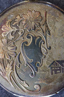 Exemple de boîte de montre de poche : décor floral et chalet (détail). © Région Bourgogne-Franche-Comté, Inventaire du patrimoine