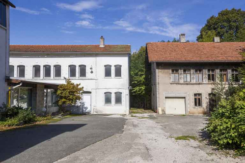 Ateliers de fabrication (bâtiments Bourgeois d'origine). Celui de droite abritait l'usine de boîtes de montre et de traitement de surface des métaux d'Étienne Bourgeois. © Région Bourgogne-Franche-Comté, Inventaire du patrimoine Ateliers de fabrication (bâtiments Bourgeois d'origine). Celui de droite abritait l'usine de boîtes de montre et de traitement de surface des métaux d'Étienne Bourgeois. © Région Bourgogne-Franche-Comté, Inventaire du patrimoine
