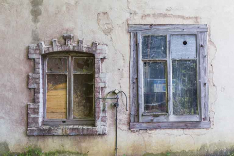 Atelier de fabrication occidental : deux baies au rez-de-chaussée de la façade postérieure. © Région Bourgogne-Franche-Comté, Inventaire du patrimoine