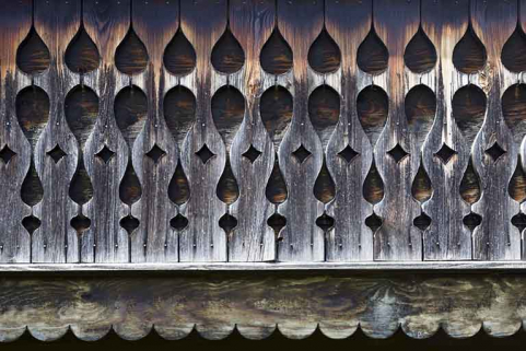 Logement d'ouvriers : lambrequin habillant le porche. © Région Bourgogne-Franche-Comté, Inventaire du patrimoine