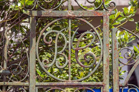 Logement patronal : intiales BC (Bourgeois Césaire) à gauche de la grille de clôture. © Région Bourgogne-Franche-Comté, Inventaire du patrimoine