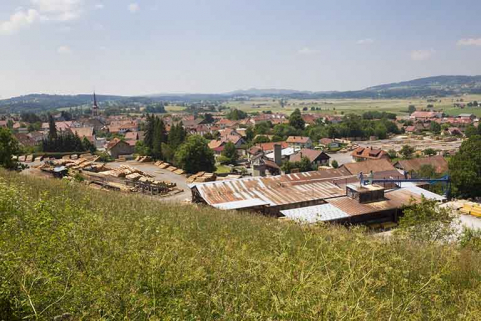 Vue d'ensemble plongeante, depuis l'est (aire des matières premières et ateliers de fabrication). © Région Bourgogne-Franche-Comté, Inventaire du patrimoine
