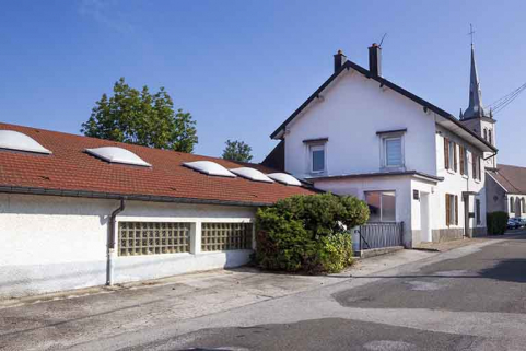 Atelier de fabrication et logement patronal : façade antérieure, de trois quarts gauche. © Région Bourgogne-Franche-Comté, Inventaire du patrimoine Atelier de fabrication et logement patronal : façade antérieure, de trois quarts gauche. © Région Bourgogne-Franche-Comté, Inventaire du patrimoine