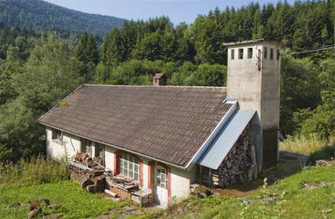 Centrale : façades antérieure et latérale droite, avec le transformateur. © Région Bourgogne-Franche-Comté, Inventaire du patrimoine Centrale : façades antérieure et latérale droite, avec le transformateur. © Région Bourgogne-Franche-Comté, Inventaire du patrimoine