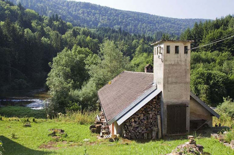 Centrale : façade latérale droite et transformateur. © Région Bourgogne-Franche-Comté, Inventaire du patrimoine