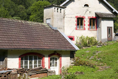 Centrale : extrémité nord de la façade antérieure, avec le logement d'ouvriers en arrière-plan. © Région Bourgogne-Franche-Comté, Inventaire du patrimoine