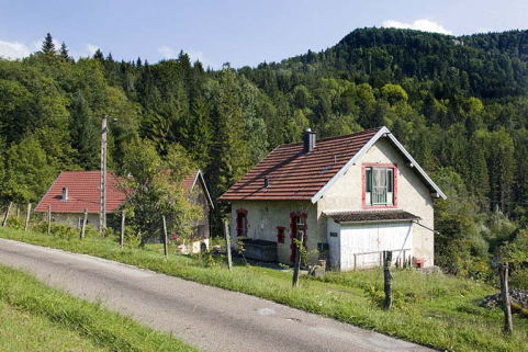 Vue d'ensemble du site, depuis l'ouest. Au premier plan, le logement d'ouvriers. © Région Bourgogne-Franche-Comté, Inventaire du patrimoine