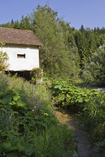 Centrale : extrémité sud de la façade postérieure et canal de fuite. © Région Bourgogne-Franche-Comté, Inventaire du patrimoine