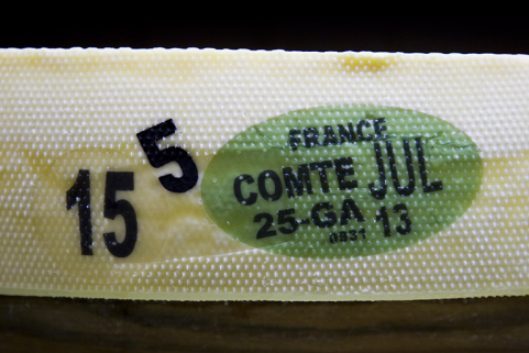Plaque verte de caséine ("carte d'identité" de la meule de comté). © Région Bourgogne-Franche-Comté, Inventaire du patrimoine Plaque verte de caséine ("carte d'identité" de la meule de comté). © Région Bourgogne-Franche-Comté, Inventaire du patrimoine