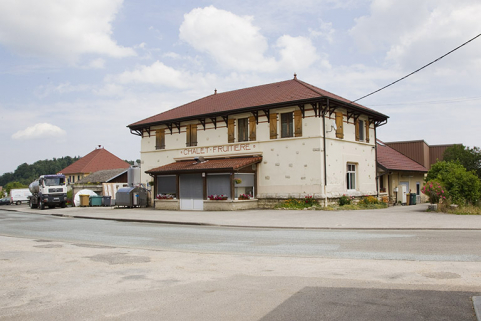 Façades antérieure et latérale droite. © Région Bourgogne-Franche-Comté, Inventaire du patrimoine Façades antérieure et latérale droite. © Région Bourgogne-Franche-Comté, Inventaire du patrimoine