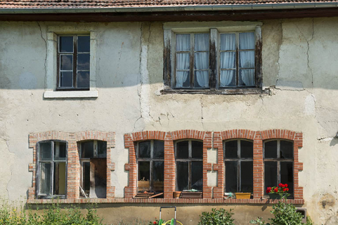 Fenêtres horlogères sur la façade antérieure. © Région Bourgogne-Franche-Comté, Inventaire du patrimoine Fenêtres horlogères sur la façade antérieure. © Région Bourgogne-Franche-Comté, Inventaire du patrimoine
