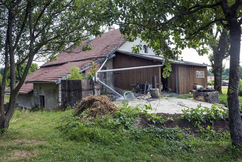 Façades postérieure et latérale gauche. Au premier plan, la citerne. © Région Bourgogne-Franche-Comté, Inventaire du patrimoine