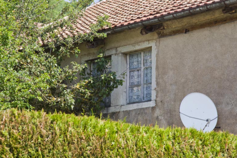 Fenêtre double sur la façade latérale gauche. © Région Bourgogne-Franche-Comté, Inventaire du patrimoine