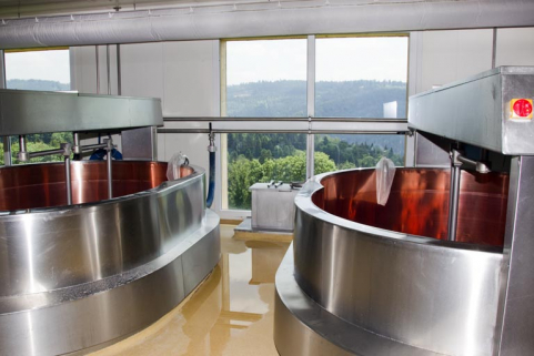 Cuves de fabrication et baie vitrée donnant sur la vallée. © Région Bourgogne-Franche-Comté, Inventaire du patrimoine