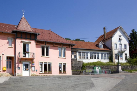 Vue d'ensemble depuis le sud. © Région Bourgogne-Franche-Comté, Inventaire du patrimoine Vue d'ensemble depuis le sud. © Région Bourgogne-Franche-Comté, Inventaire du patrimoine
