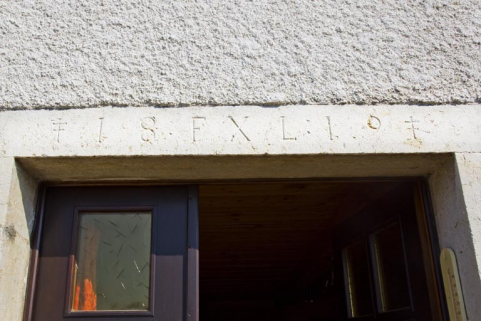 Linteau de la porte principale de l'habitation, portant la date 1819. © Région Bourgogne-Franche-Comté, Inventaire du patrimoine