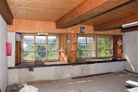Atelier : intérieur, montrant les fenêtres ouvrant sur la façade latérale droite. © Région Bourgogne-Franche-Comté, Inventaire du patrimoine