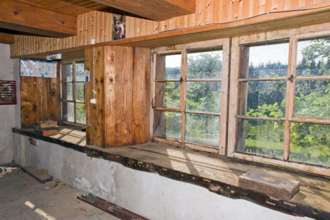 Atelier : intérieur, montrant l'emplacement de l'établi et les fenêtres. © Région Bourgogne-Franche-Comté, Inventaire du patrimoine